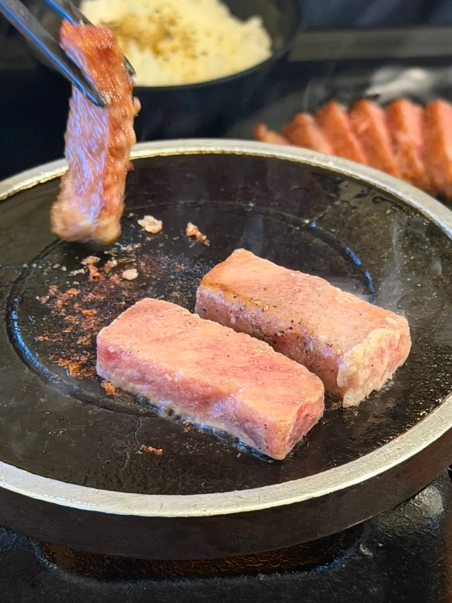 도톰하게 썰린 스테키 정식 고기