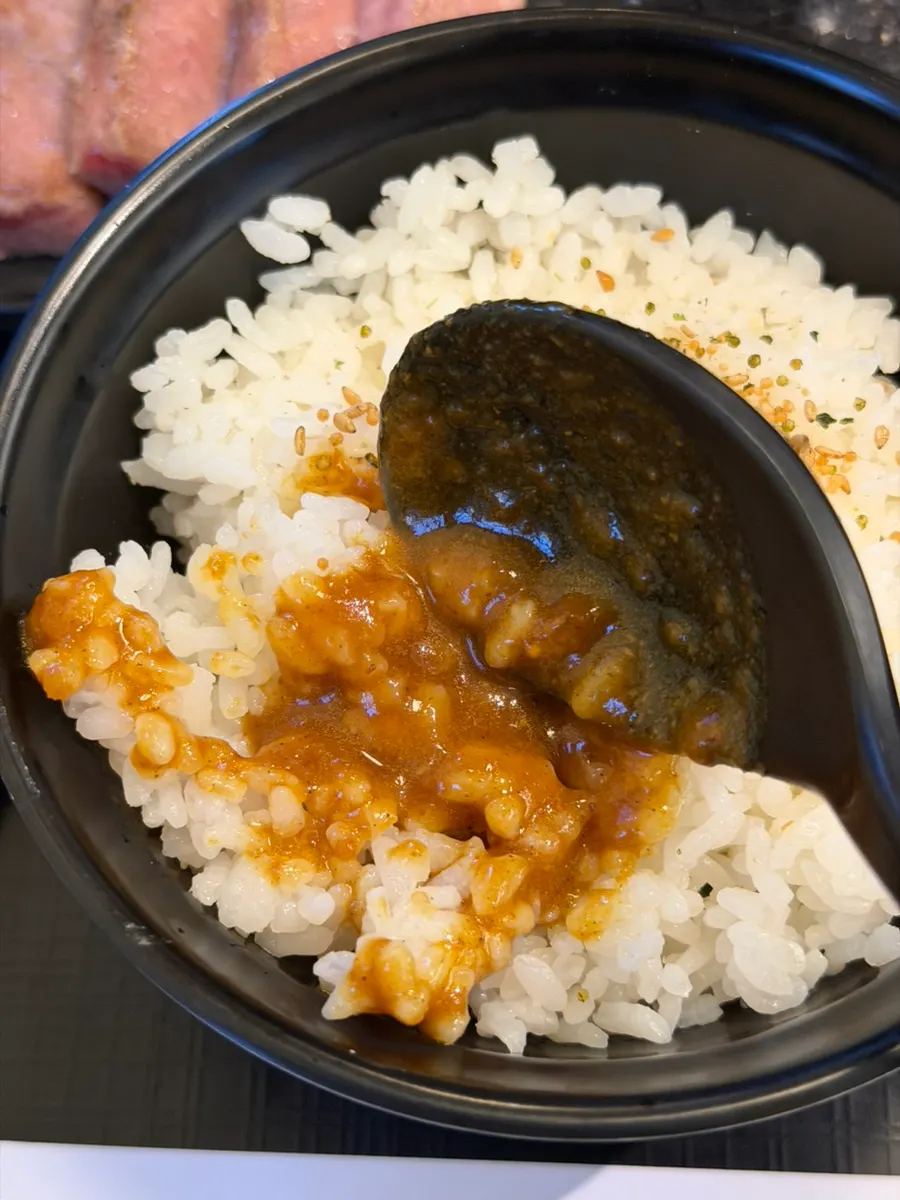 카레에 찍어 먹는 규카츠 한 점
