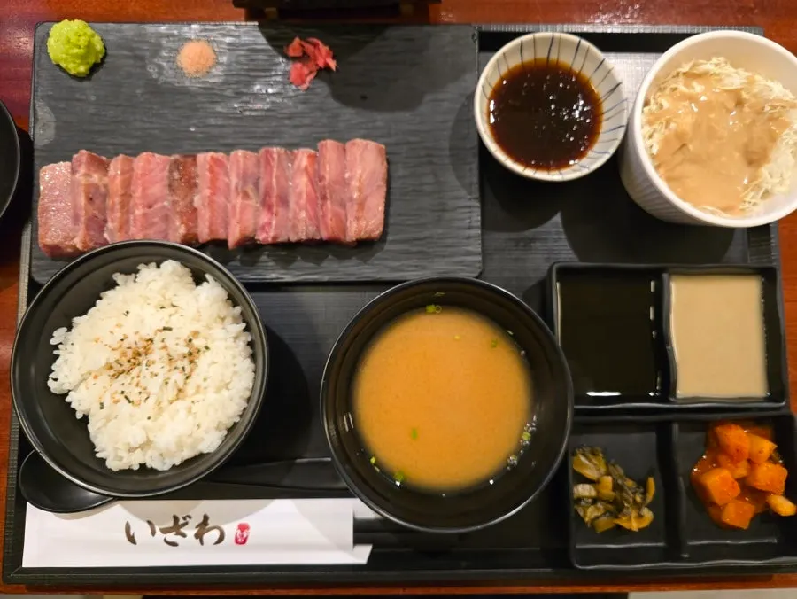 Set meal with broth soup, salad, and side dishes