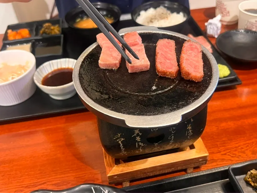 Gyukatsu and steki placed on the mini stove