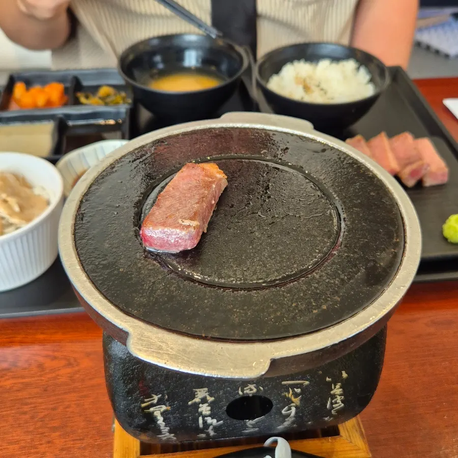 테이블에 준비된 규카츠용 미니 화로