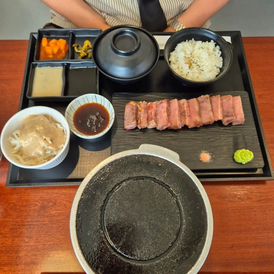 두 가지 정식 상차림 모습