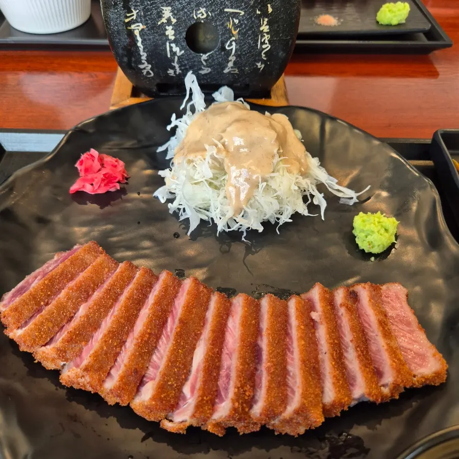 검은 접시에 담긴 규카츠 정식