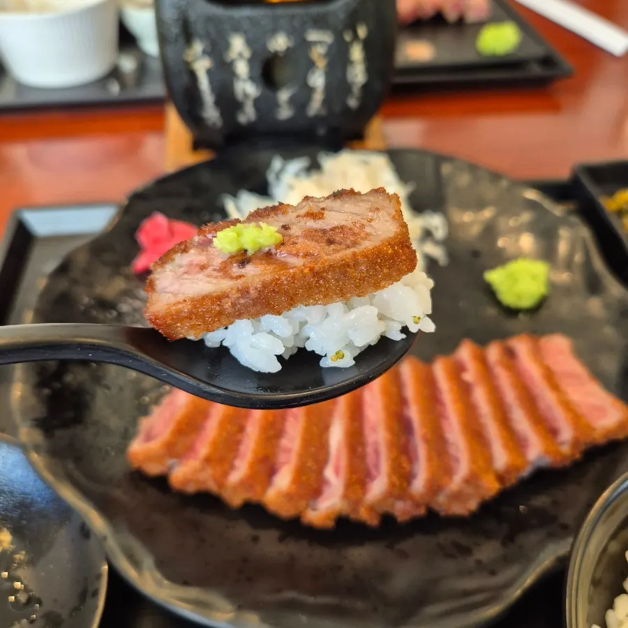 와사비를 올린 규카츠 한 점