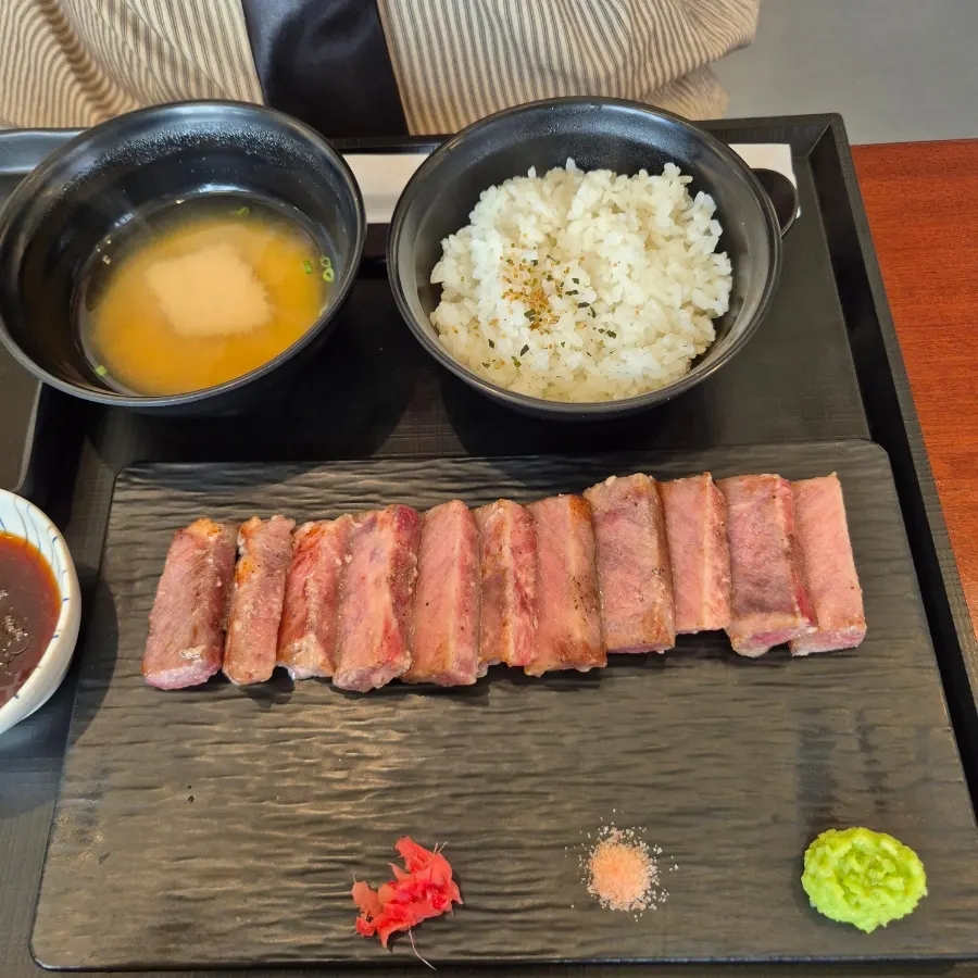튀김옷 없이 도톰하게 썰린 스테키 정식 고기