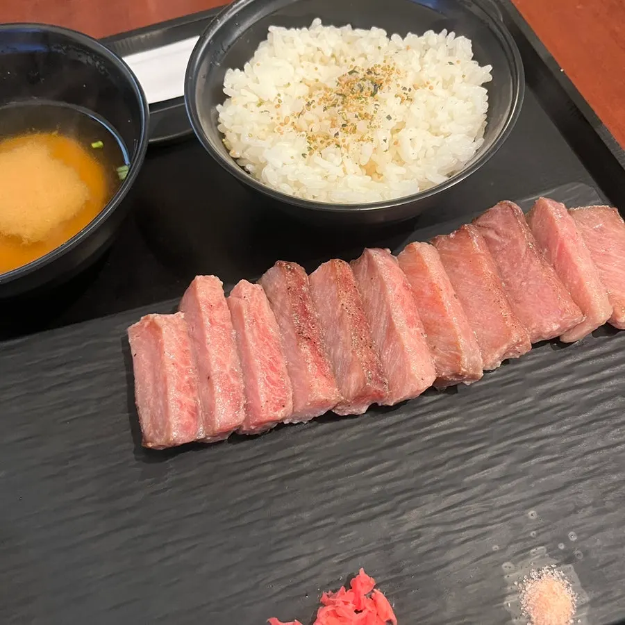 Table spread of the gyukatsu and steki sets