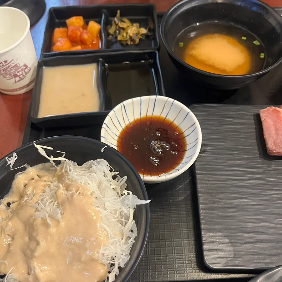 Sauces served with the steki set