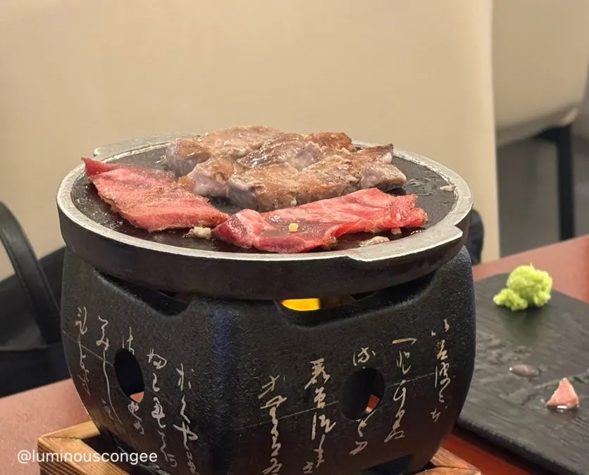 구운 규카츠와 라멘을 함께 먹는 모습
