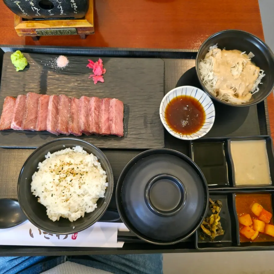 화로와 함께 차려진 스테키정식 한 상