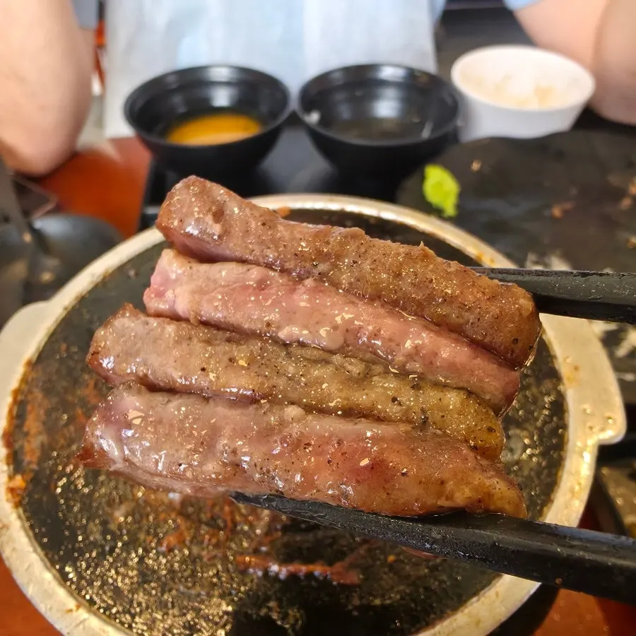 스테키 전용 소스와 구운 고기