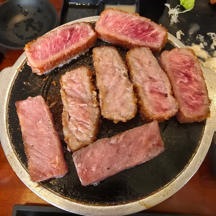 테이블마다 놓인 개인 화로와 불판