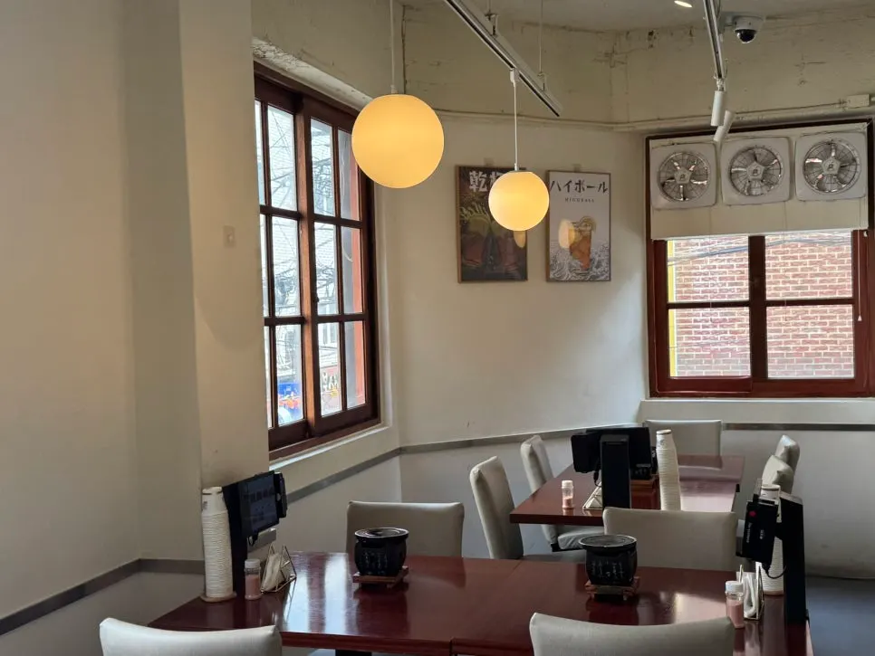 Table layout inside Izawa Sharosugil Branch