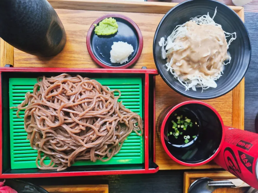 Izawa's pan-moba cold soba with tsuyu served separately
