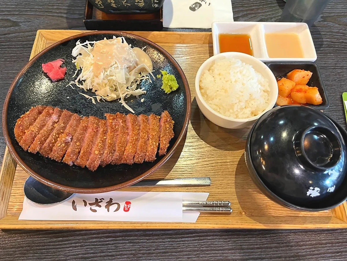 규카츠 정식과 스테키 정식 테이블 전경
