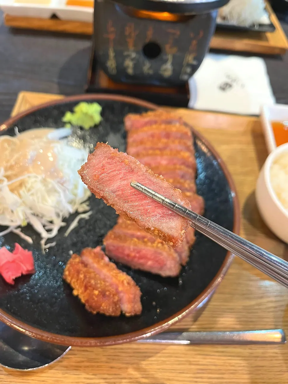 규카츠 단면과 특제 소스