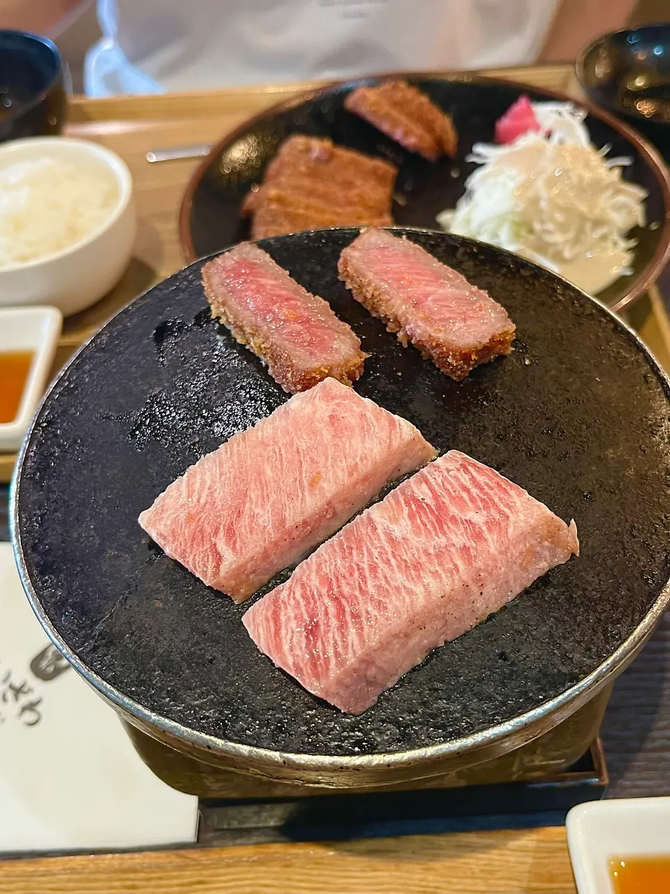 소스에 찍은 규카츠 한 조각