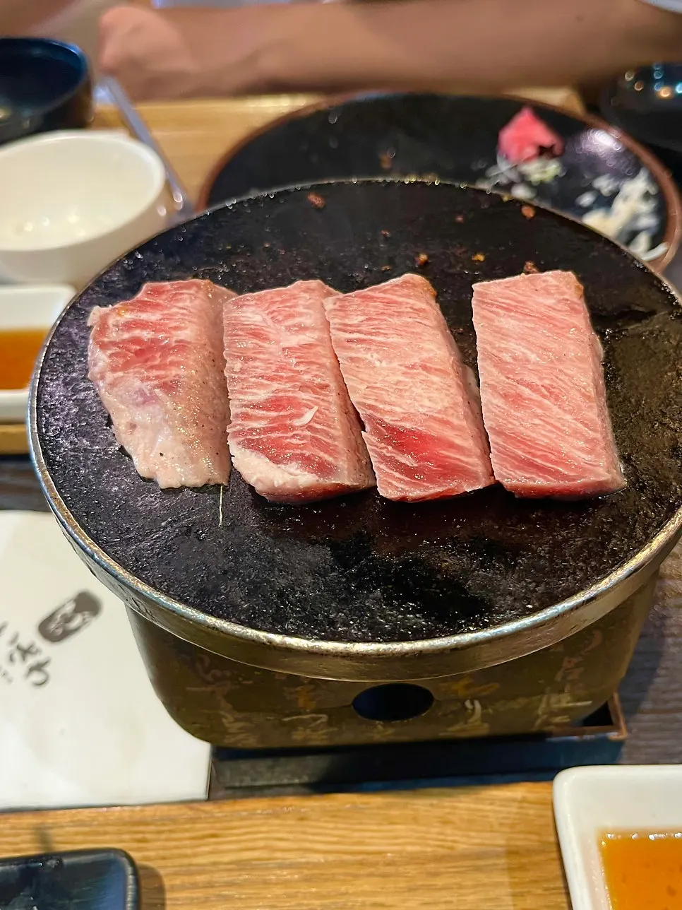 구워진 규카츠와 생와사비