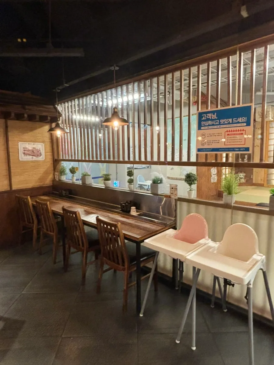 이자와 테이블 좌석과 바 좌석