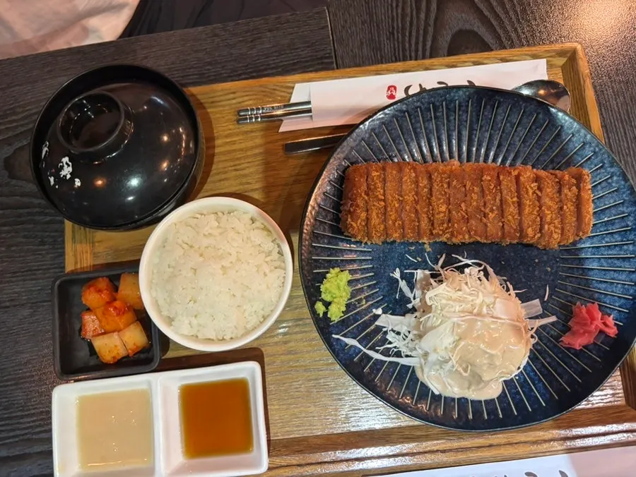 테이블에 놓인 미니화로와 규카츠