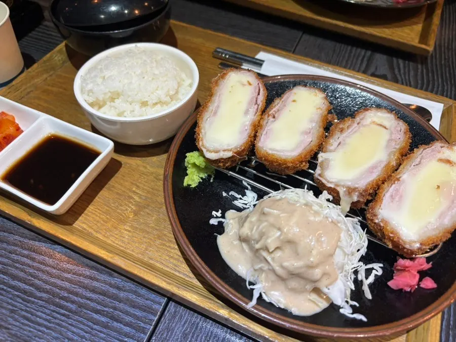 통모짜렐라치즈카츠 13,000원 구성