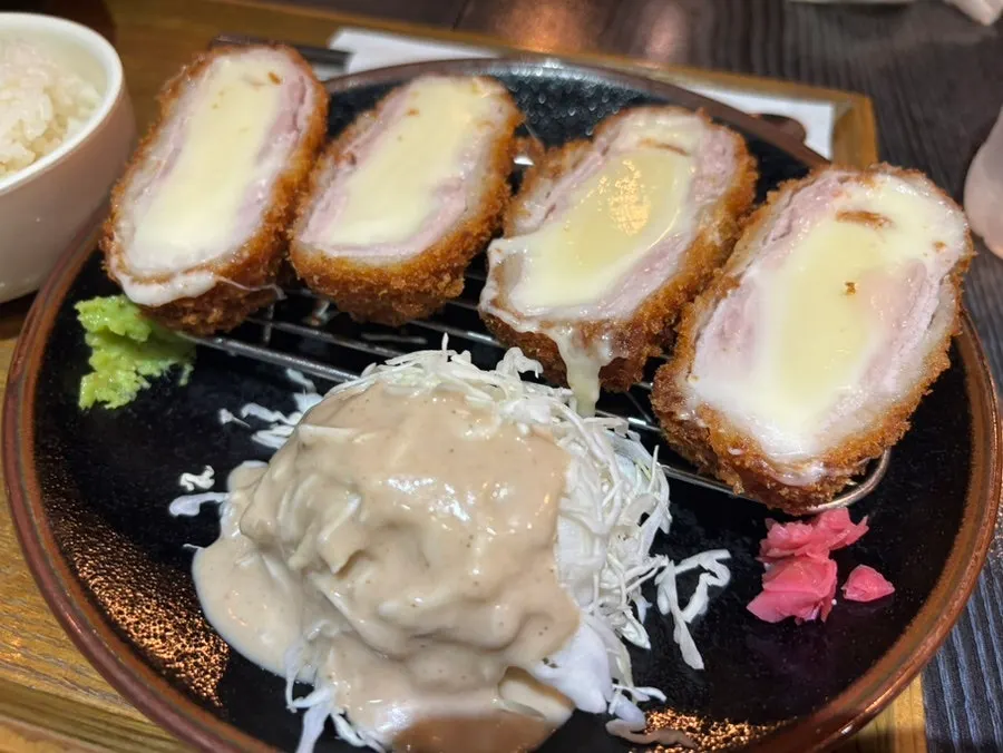 반으로 잘라 치즈가 늘어나는 통모짜렐라치즈카츠