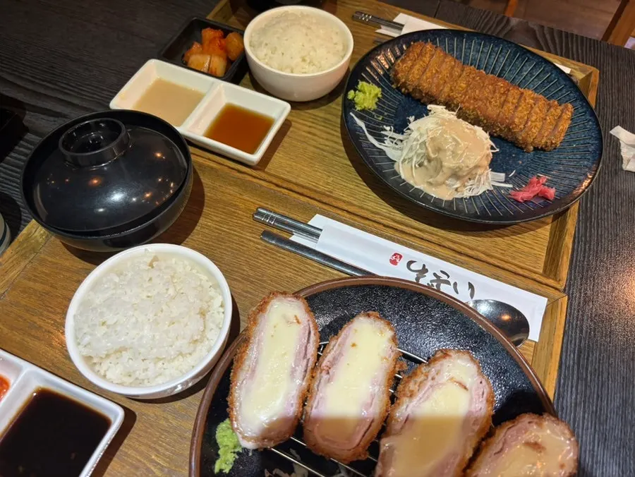 규카츠와 통모짜렐라치즈카츠 두 메뉴 상차림