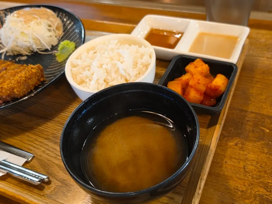 Kkakdugi and side dishes in the gyukatsu set