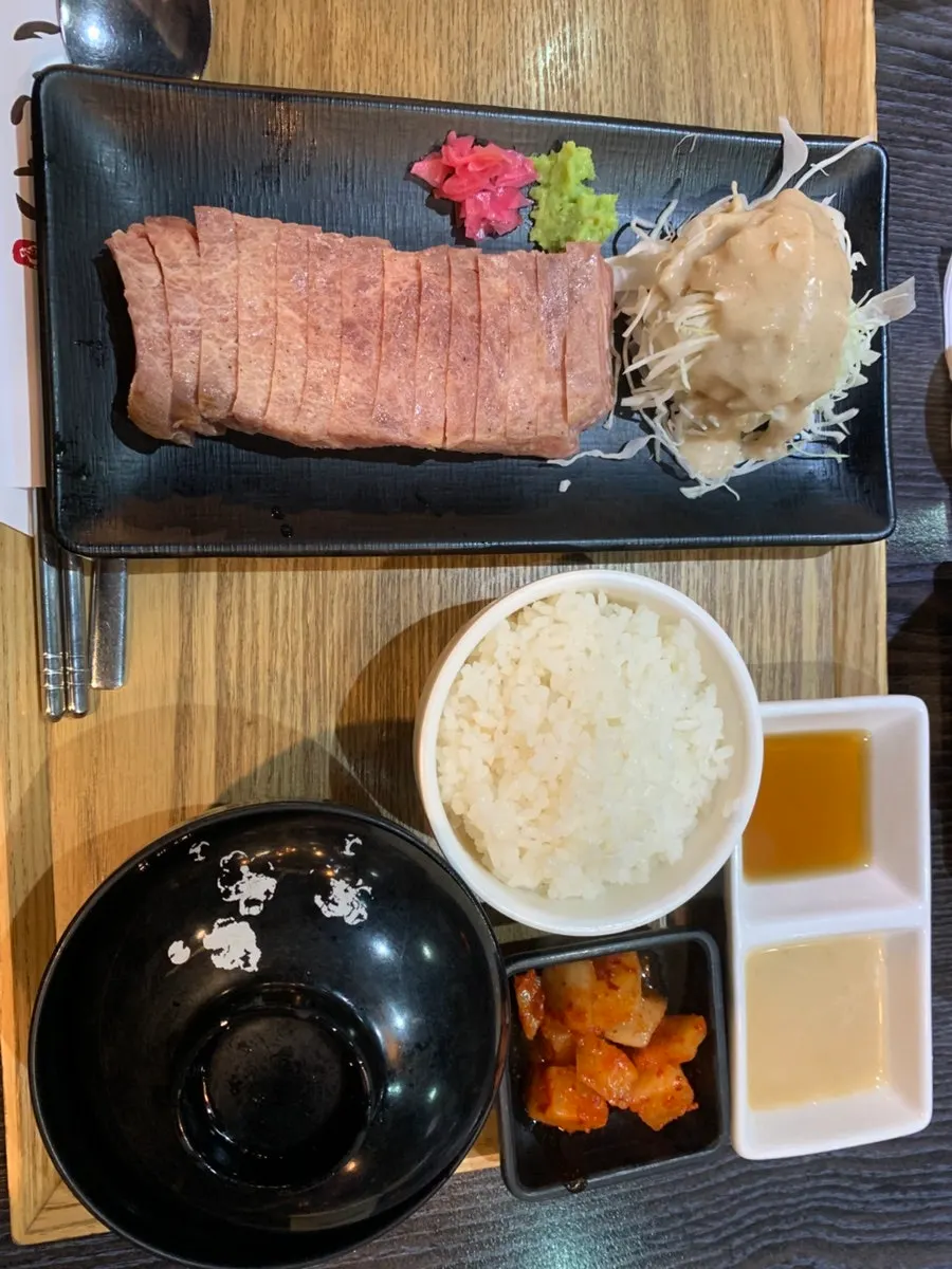 규카츠 정식과 스테키 정식을 함께 차린 한상