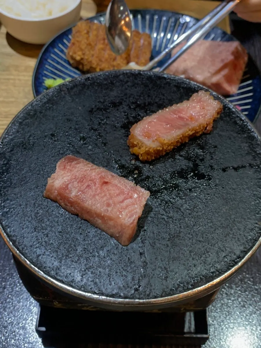 테이블 화로 위에서 굽고 있는 소고기 스테키