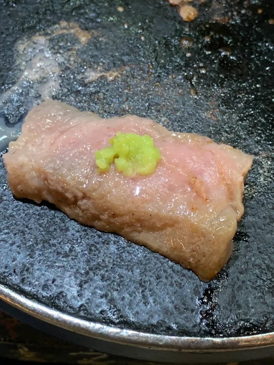 와사비를 올려 화로에 다시 굽는 고기 한 점