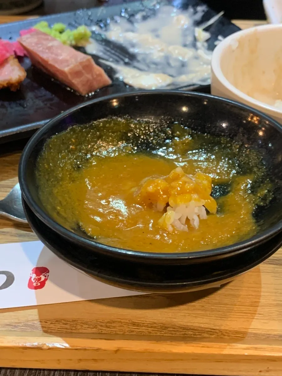 카레를 비빈 밥과 깍두기가 놓인 상
