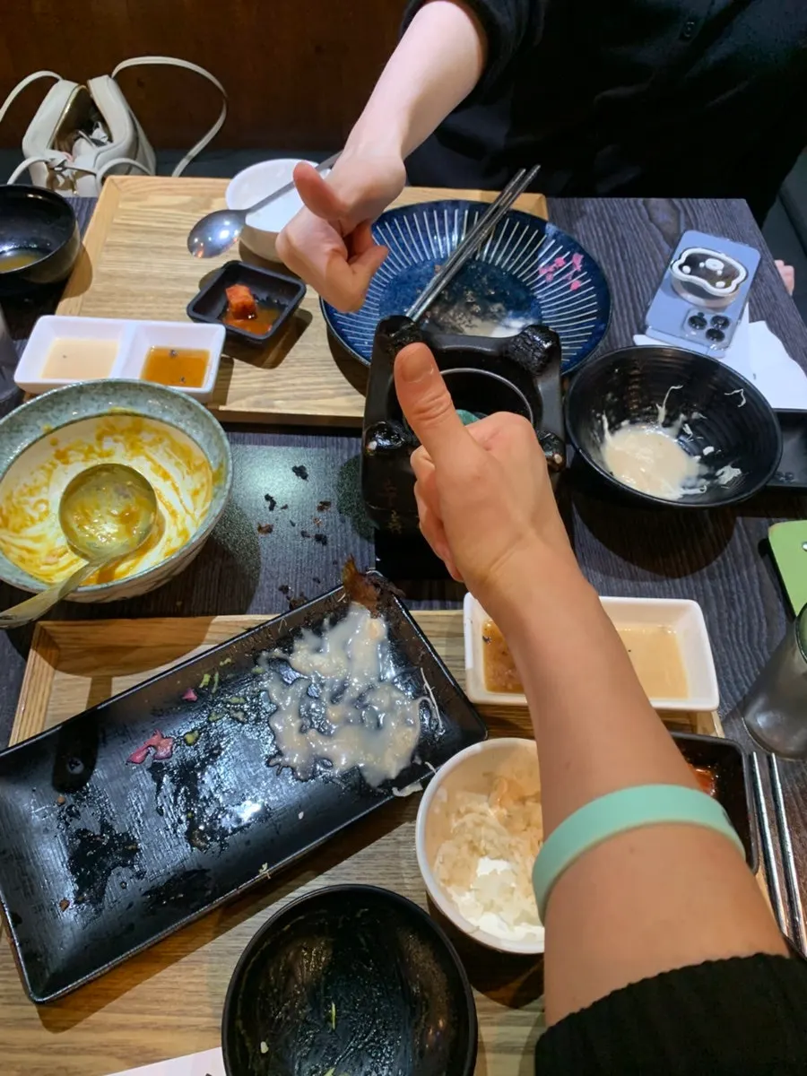 바닥까지 비운 카레 접시와 빈 그릇
