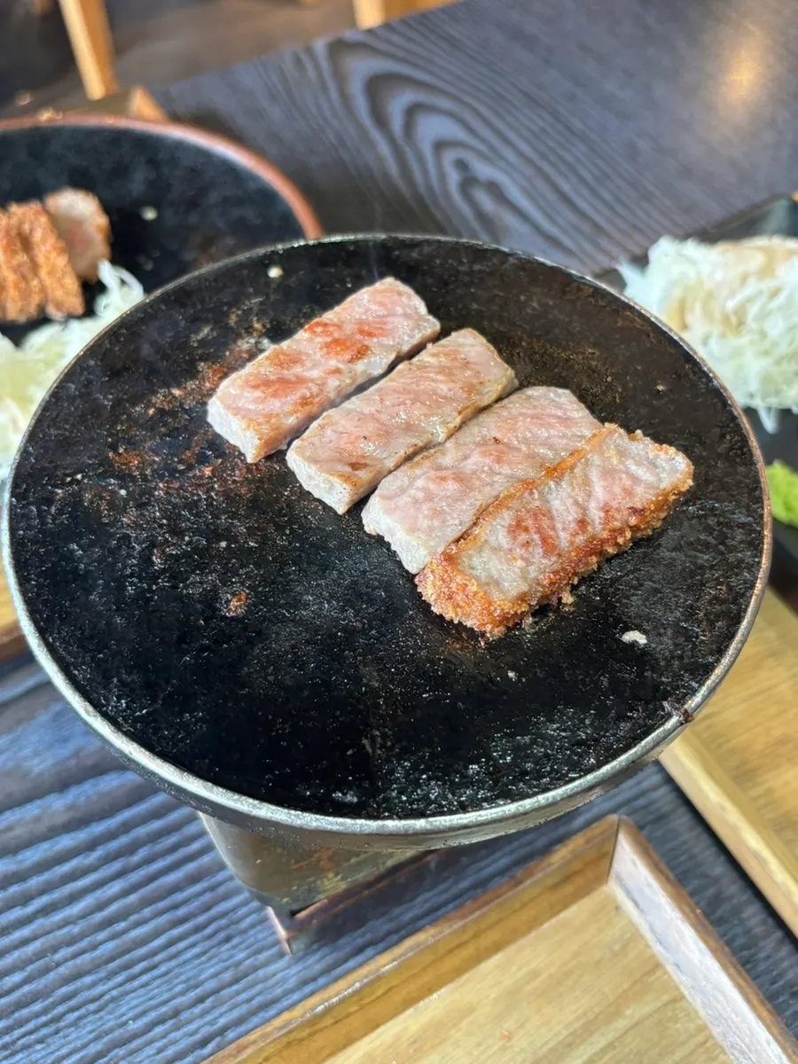 돌판에서 익어가는 소고기 한 점