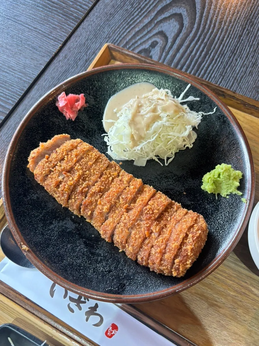 미디엄 레어로 썰려 나온 규카츠 정식