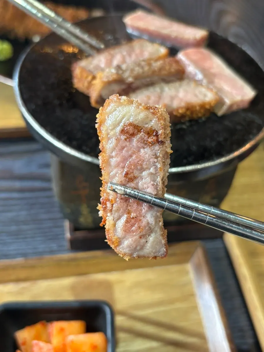 파채와 고명이 올라간 돈토로동 클로즈업