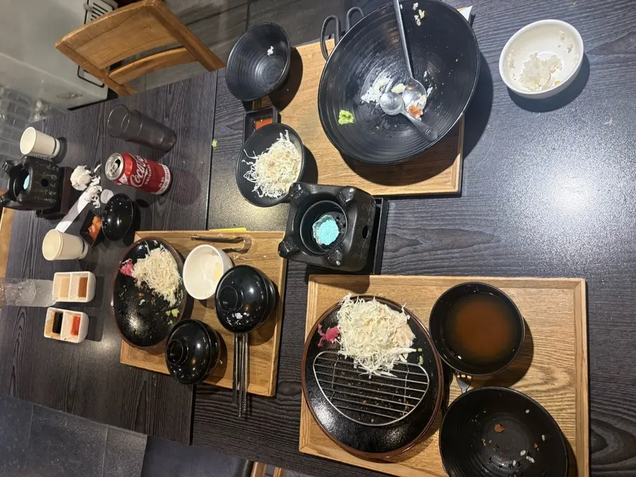 โต๊ะอาหารตอนจบมื้อพร้อมจานที่กินหมดแล้ว