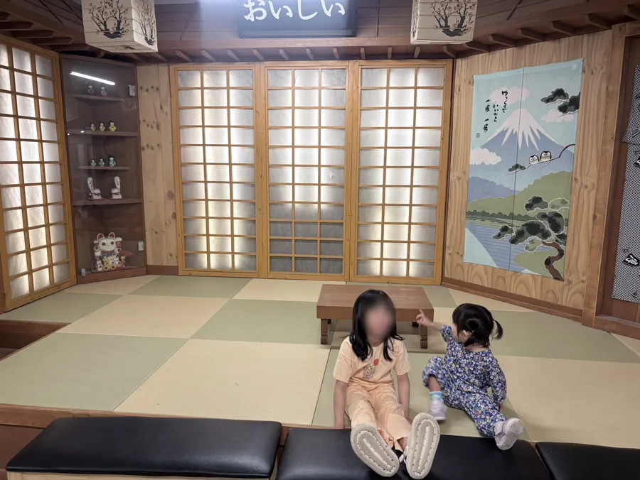 บรรยากาศโต๊ะอาหารของครอบครัวที่ร้าน Izawa