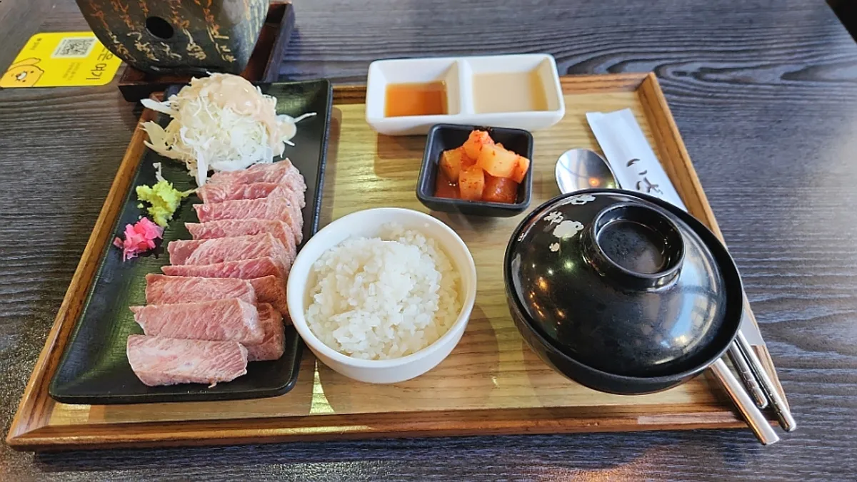 Cross-section of gyukatsu grilled on the brazier