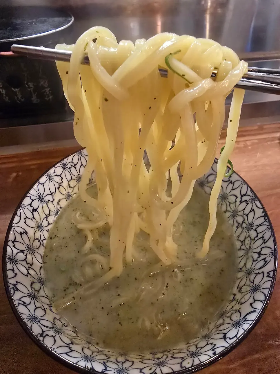 특제 소스에 찍은 규카츠 한 점