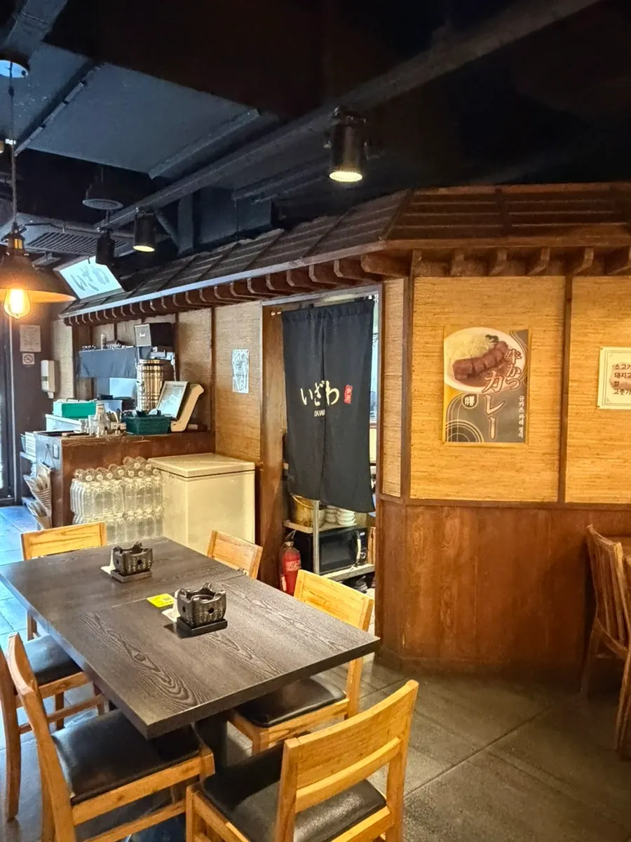 Interior seating at Izawa Ulsan The Terrace Garden branch