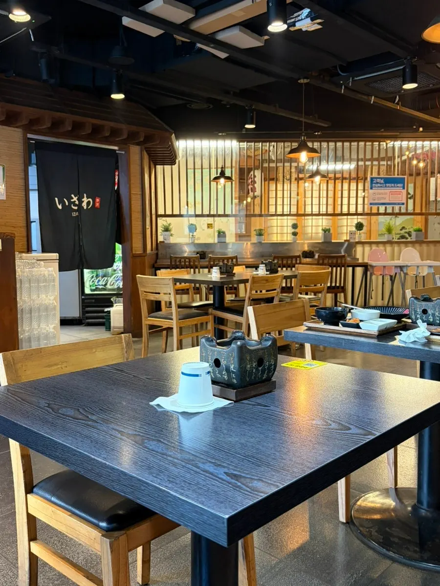 Japanese-style interior decor pieces