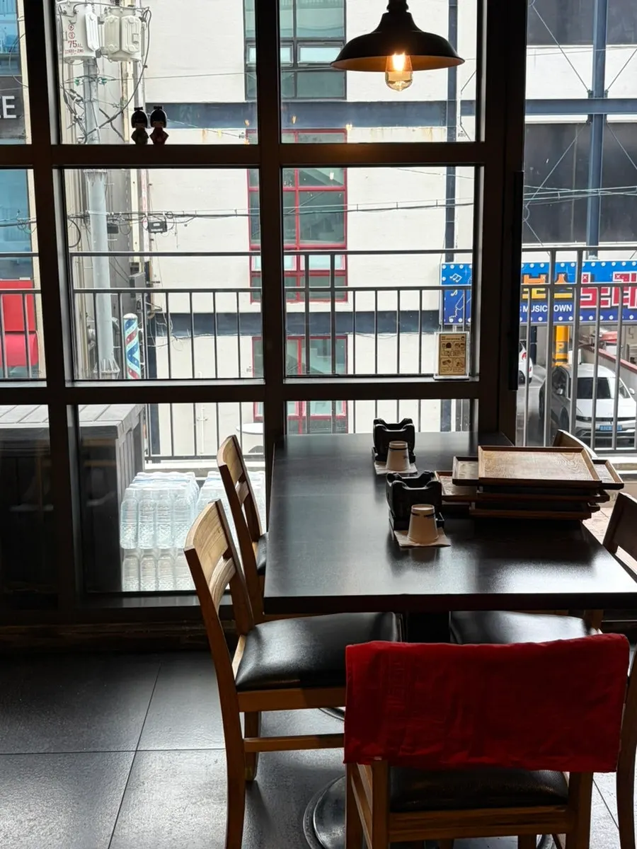 Table seat good for solo dining