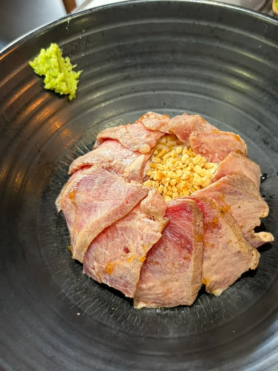 Rice bowl topped with medium-rare steak