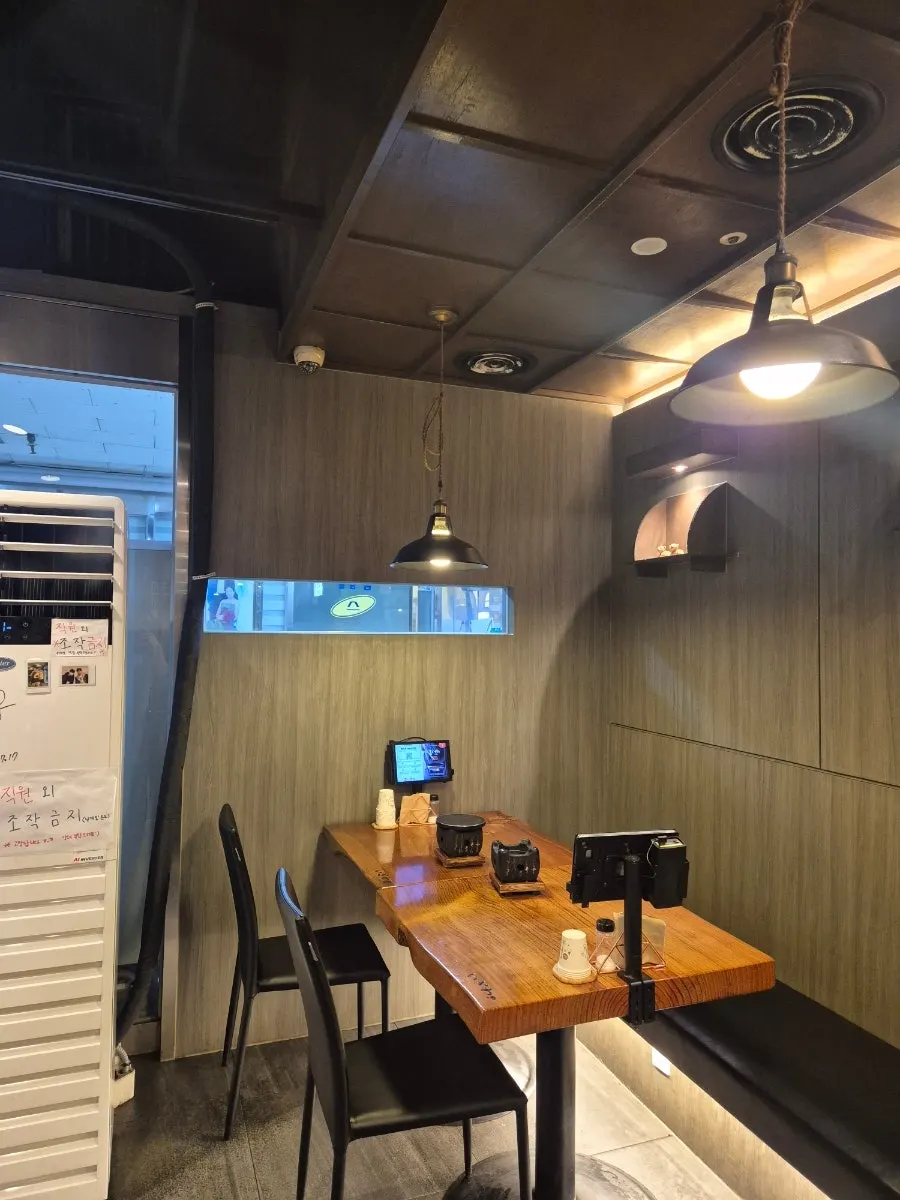 손님들로 채워진 이자와 홀 풍경