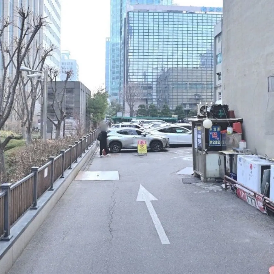 여의나루로 상가 지상 주차장