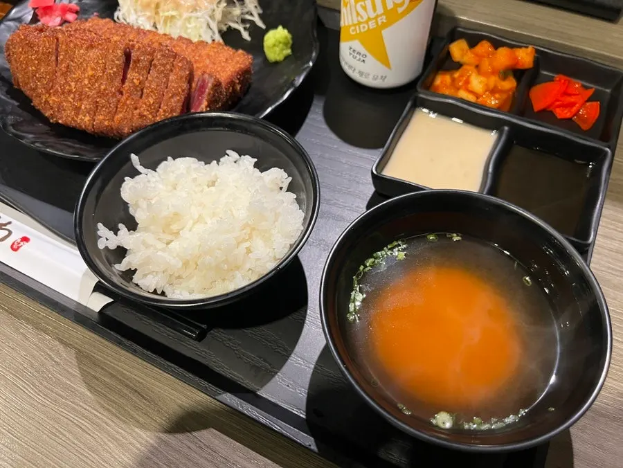 규카츠와 밥, 국, 반찬 구성