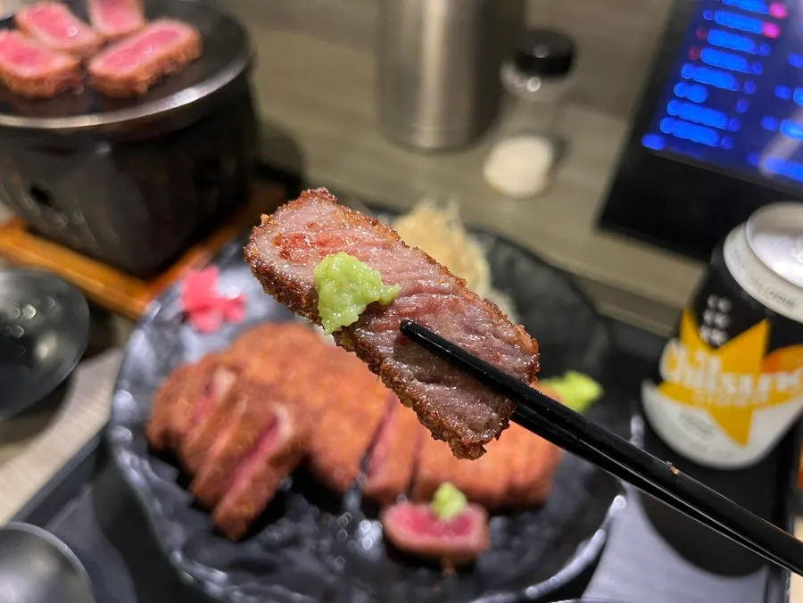 앞뒤로 노릇하게 구운 규카츠