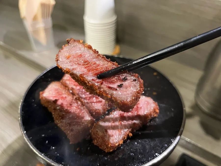와사비를 올린 규카츠 한 점