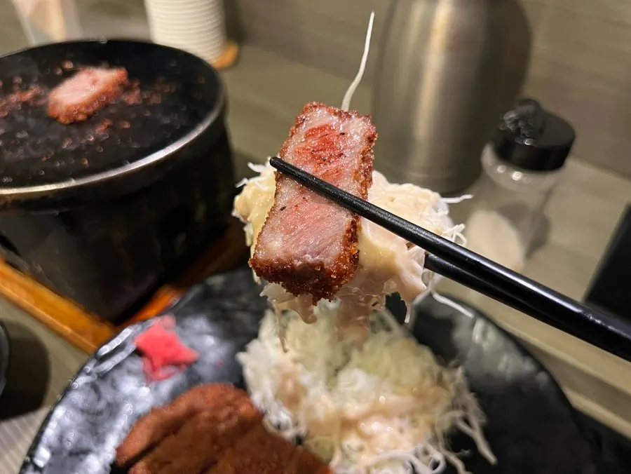 맛소금을 뿌린 돌판 위 규카츠