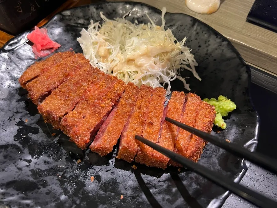 샐러드와 함께 먹는 규카츠